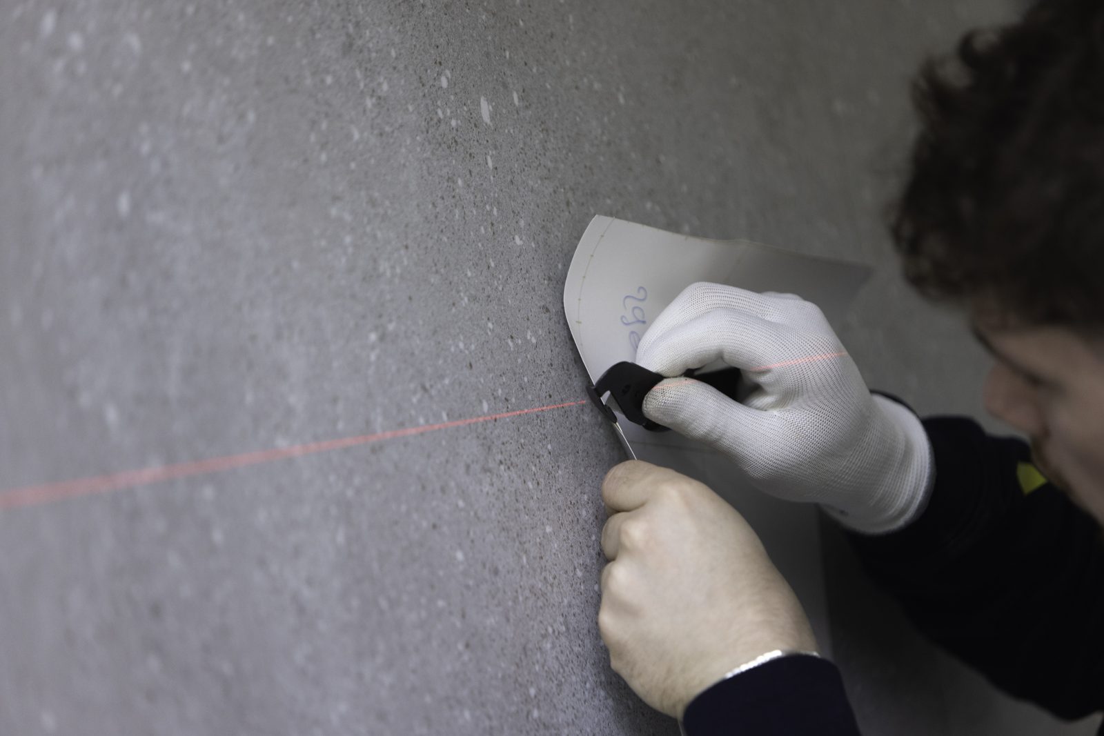 Corte a mano con cúter siguiendo la línea del láser