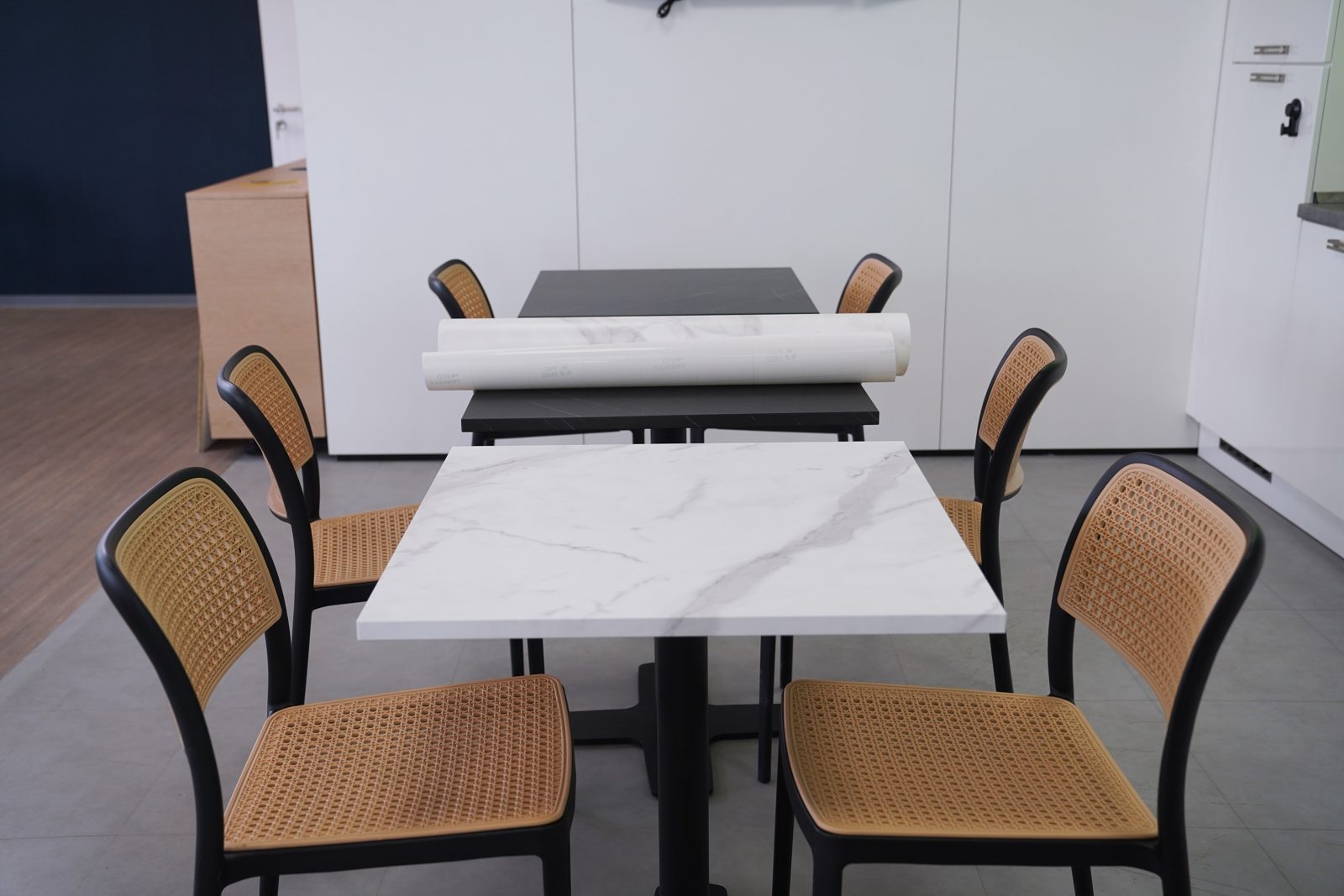 Mesas de cafetería forradas en mármol blanco